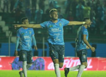José Carrasco festeja el tercer tanto de la noche.