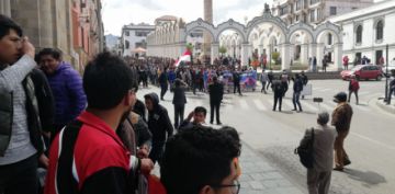 Recorren las calles hacia la plaza central.