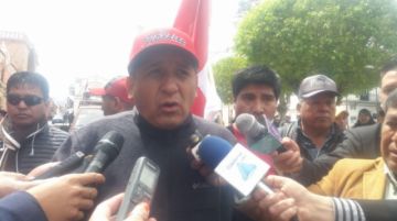 Recorren las calles hacia la plaza central.