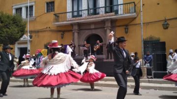 La cueca potosina ejecutada en la plaza 10 de Noviembre.