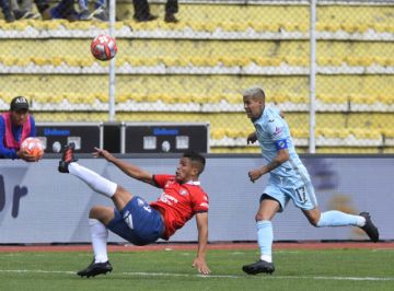 Juan Aponte, de Wilstermann, despeja el balón ante la marca de Juan Carlos Arce, de Bolívar.