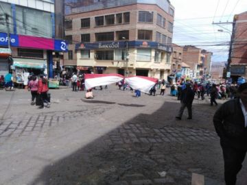 Las calles bloqueadas y la gente se moviliza