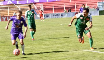 Maximiliano Gomez escapa con el esférico. 