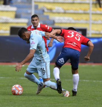 Erwin Saavedra, de Bolívar, gana la lucha por la pelota.