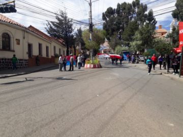 Las calles bloqueadas y la gente se moviliza