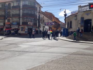 Las calles bloqueadas y la gente se moviliza