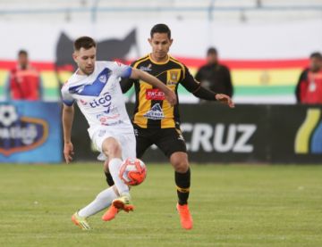 Marvin Bejarano (d) trata de detener a su rival.