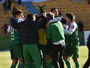 Los refineros festejan la victoria.
