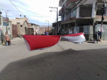 Las calles bloqueadas y la gente se moviliza