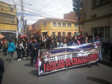 Recorren las calles hacia la plaza central.