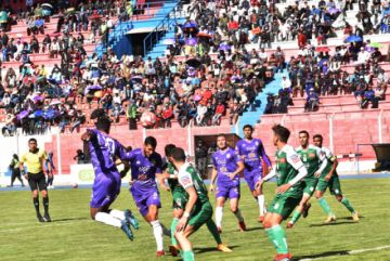 Juan Vogliotti cabecea el balón en un ataque de los locales.