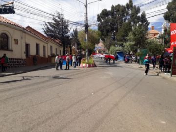 Las calles bloqueadas y la gente se moviliza