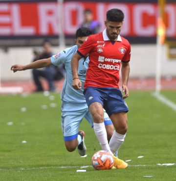Uno de los jugadores de Wilstermann protege la pelota de su rival.