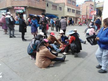 Comerciantes bloquean en calle Pando y avenida Mariscal Santa Cruz pero no pierden el tiempo y se dedican a tejer.