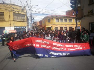 Recorren las calles hacia la plaza central.