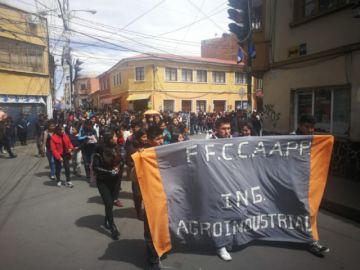 Recorren las calles hacia la plaza central.