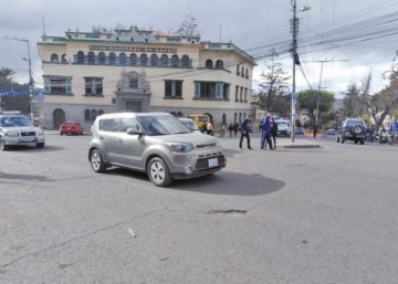 Los automóviles circularon sorteando los lugares de bloqueo.