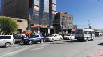 Algunas agencias bancarias trabajan a puerta cerrada.