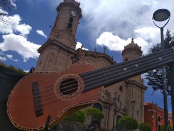 El charango ya está en su lugar
