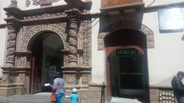 Atienden a los clientes.