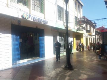 Atienden a los clientes.