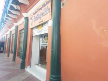 Atienden a los clientes.