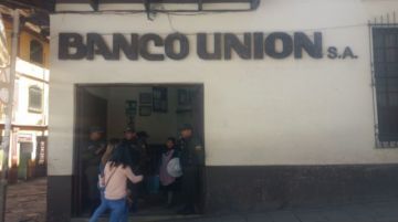 Atienden a los clientes.