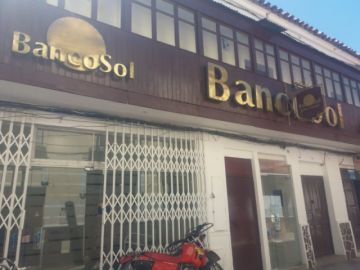 Atienden a los clientes.