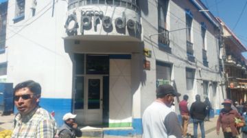 Atienden a los clientes.