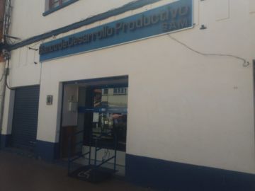 Atienden a los clientes.