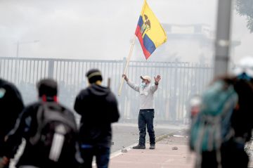 VIOLENCIA. Manifestantes infígenas durante la toma del Parlamento en medio de las protestas por el alza de los combustibles.