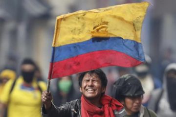 DESAFÍO. Un manifestante indígena reacciona ante el efecto de los gases lacrimógenos lanzados por la Policía.
