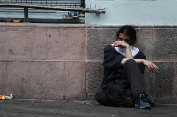 REPRESIÓN. Un estudiante descansa en una calle de Quito durante las protestas contra el Gobierno.