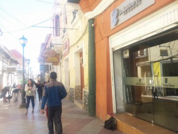 Los bancos atienden con normalidad.