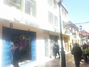Los bancos atienden con normalidad.