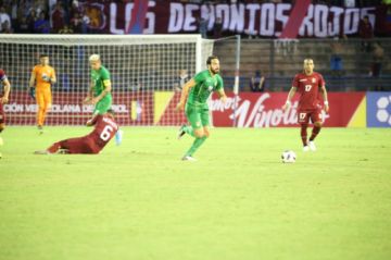 Erwin Sánchez va a recuperar el balón.