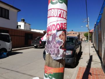 Los carteles están por la ciudad en los postes de energía eléctrica.