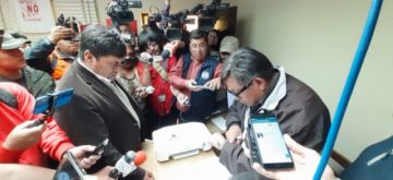 El gobernador entregó personalmente la carta.
