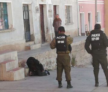 Un hombre muere de rodillas en una calle