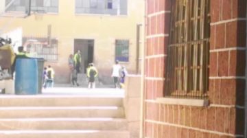 Hay estudiantes pasando clases.