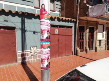 Los carteles están por la ciudad en los postes de energía eléctrica.