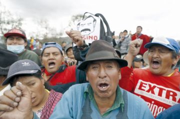 PAQUETAZO. Indígenas participan en una manifestación contra las medidas económicas dictadas por el Gobierno de Lenín Moreno.