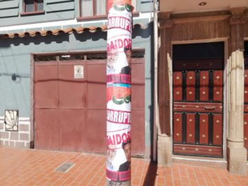 Los carteles están por la ciudad en los postes de energía eléctrica.