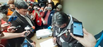 El gobernador entregó personalmente la carta.