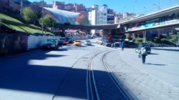 Vehículos pesados bloquean calles.