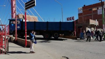 Vehículos pesados bloquean calles.