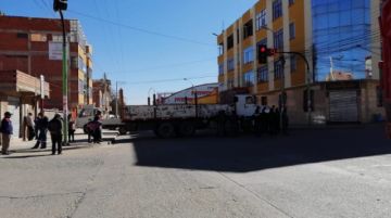 Vehículos pesados bloquean calles.