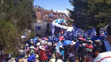 Esperan el inicio del acto.