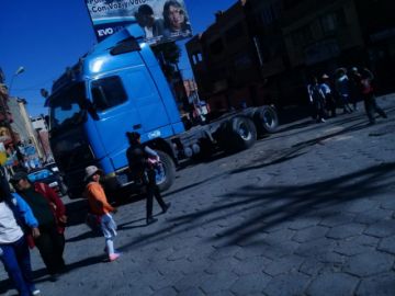 Vehículos pesados bloquean calles.