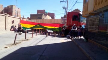 Vehículos pesados bloquean calles.
